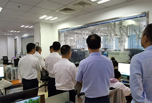 陈博士带领杨副市长一行人参观了不朽情缘mg官网规范化的先进实验室，讲解了药物临床前的研发和IND申报流程。